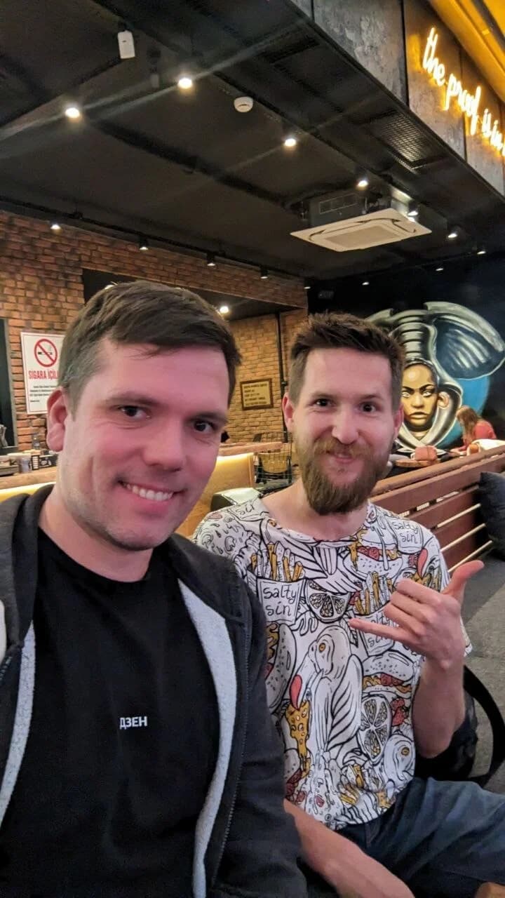 Это мы с Арсением Ашомко из «Виноу». Мы работали с Никитой Белоголовцевым, когда он был в «Яндексе», а Никита посоветовал нас Арсению — вот и работаем до сих пор